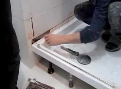 удаление старого герметика на стыке душевого поддона со стеной