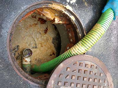 откачка жироуловителя илососом
