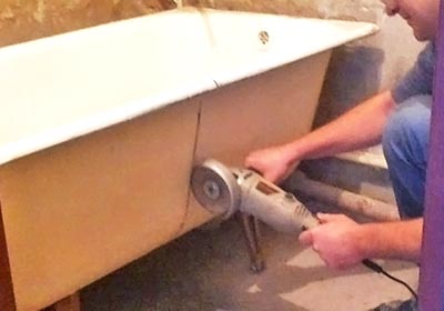 демонтаж старой чугунной ванны по частям при помощи болгарки