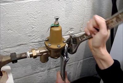 монтаж регулятора давления воды